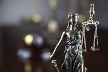 Adalet kavramı. Themis heykeli, hakimin tokması ve gri arka plan üzerinde adalet ölçeği.