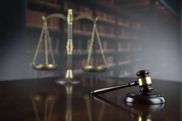 法律概念 法官在灰色背景下的正义与尺度 — 图库照片