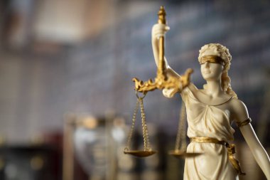 Hukuk kavramı arka plan. Themis beyaz heykeli ve eski mahkeme kütüphanesinde masada yasal kitaplar.