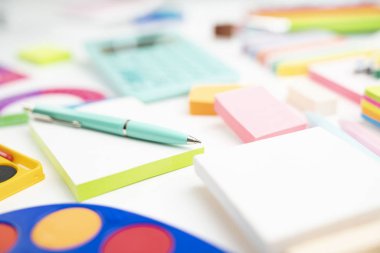 Okul malzemeleri. Beyaz masa üzerinde izole renkli okul aksesuarları seti.