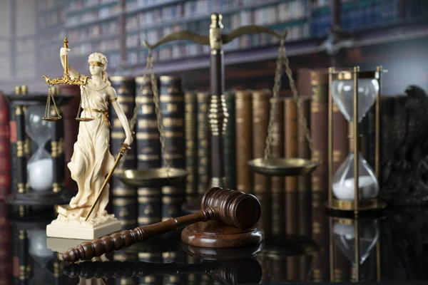 法律の概念の背景 古い裁判所の図書館のテーブルの上にテイスの白い像 法的な本とスケール — ストック写真