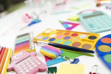 Okul malzemeleri. Beyaz masa üzerinde izole renkli okul aksesuarları seti.