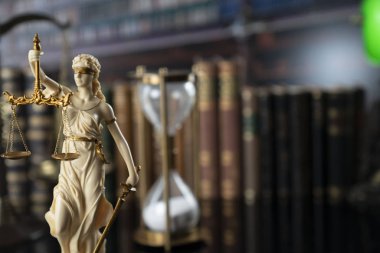 Yargıç, adalet kavramı arka planı. Adaletin sembolü Themis eski üniversite kütüphanesinde.