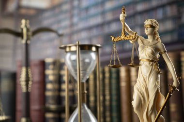 Yargıç, adalet kavramı arka planı. Adaletin sembolü Themis eski üniversite kütüphanesinde.