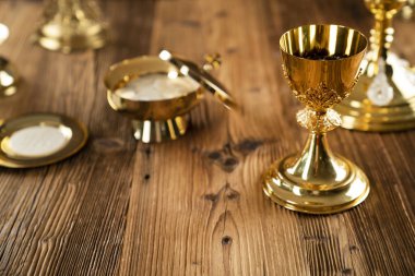 Katolik kavram arka plan. Haç, monstrance, Kutsal Kitap ve sunak üzerinde altın kadeh.