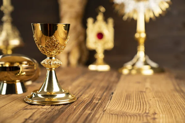 Katholischer Konzepthintergrund Kreuz Monstranz Jesusfigur Heilige Bibel Und Goldener Kelch — Stockfoto