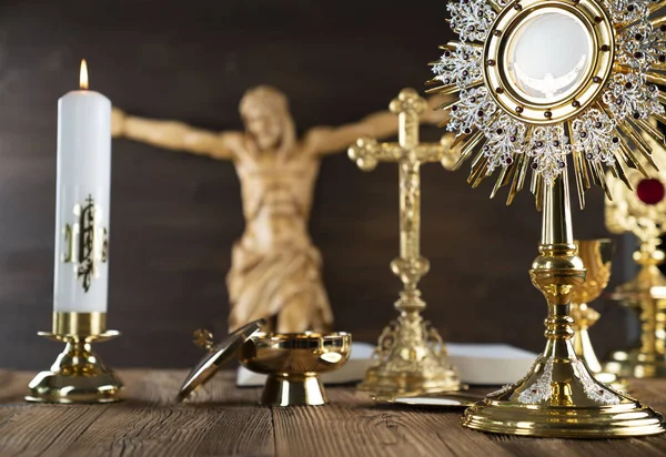 天主教概念背景 十字架 耶稣的身影 圣经和祭坛上的金圣杯 — 图库照片