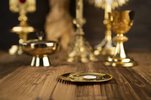 カトリックの概念の背景 祭壇の十字架 修道院 イエス像 聖書と黄金の聖杯 — ストック写真