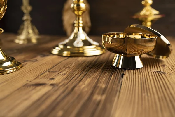 Katolska Koncept Bakgrund Korset Monstrance Helig Bibel Och Golden Chalice — Stockfoto