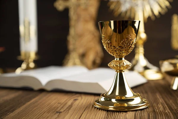 Katolický Koncept Kříž Monstrance Ježíšova Postava Svatá Bible Zlatý Kalice — Stock fotografie