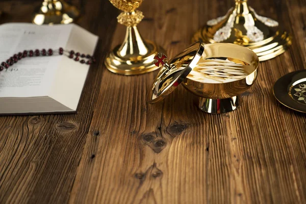Католическая Концепция Крест Чудовище Библия Золотая Чаша Алтаре — стоковое фото