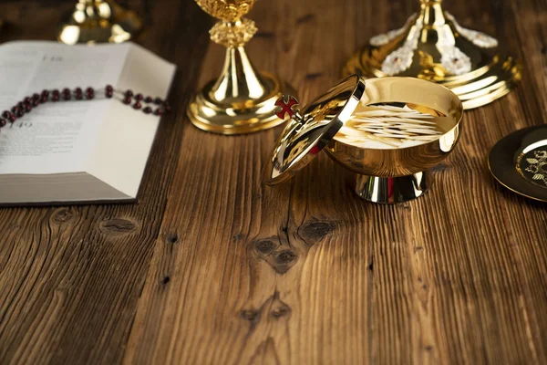 Contexto Católico Cruz Monstrance Bíblia Sagrada Cálice Ouro Altar — Fotografia de Stock