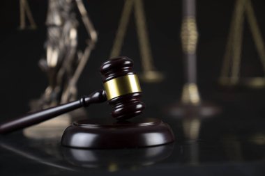 Hukuk ve adalet teması. Hakimin Tokonu, Themis heykeli ve karanlık arka plandaki ölçek.