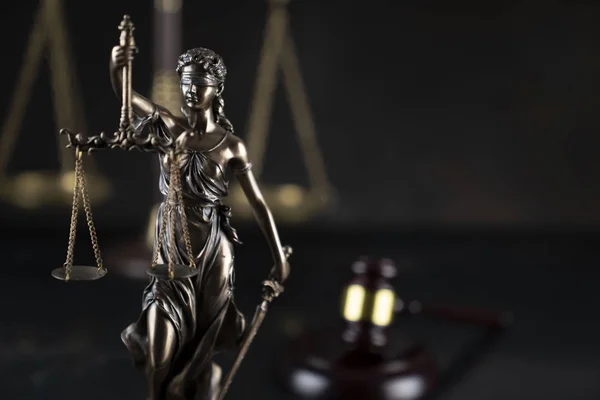 Тема Закона Справедливости Молоток Судьи Статуя Фемиды Шкала Темном Фоне — стоковое фото