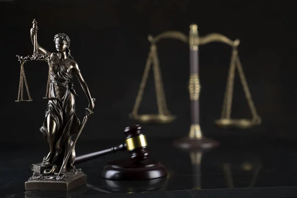 法律与正义主题 法官的加雷尔 Themis雕像和黑暗背景上的刻度 — 图库照片