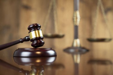 Hukuk bürosu. Avukatım. Kahverengi arka planda Gavel ve skalası.