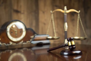 Hukuk bürosu. Avukatım. Kahverengi arka planda Gavel ve skalası.