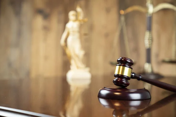 Prawo Sprawiedliwość Gavel Sędziego Posąg Themis Skala Brązowym Drewnianym Tle — Zdjęcie stockowe