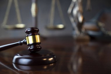 Hukuk kavramı arka plan. Hakimin Tokkan, Themis heykeli, saat ve gri arka plan üzerinde ölçek.
