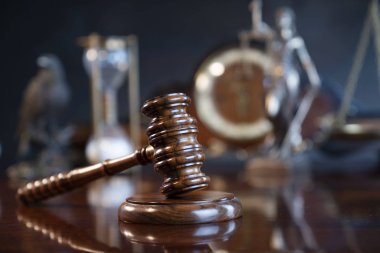 Hukuk kavramı arka plan. Hakimin Tokkan, Themis heykeli, saat ve gri arka plan üzerinde ölçek.