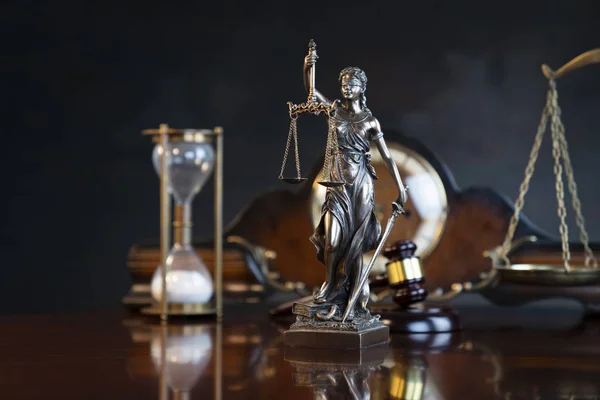 Antecedentes Del Concepto Jurídico Martillo Del Juez Estatua Themis Reloj — Foto de Stock