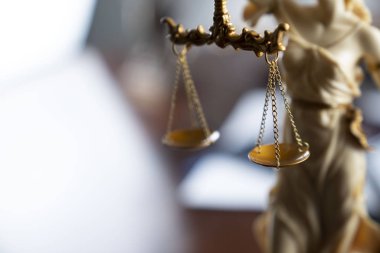 Hukuk ve adalet teması. Themis heykeli kör adalet sembolü.