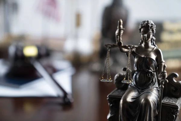 法と正義のテーマ盲目の正義の象徴であるテマ像 — ストック写真
