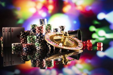 Casino teması. Renkli bokeh arka planda Rulet, zar ve poker fişleri.
