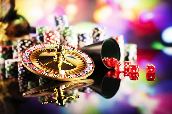 Kasino Tema Roulette Tärningar Och Pokermarker Färgstark Bokeh Bakgrund — Stockfoto
