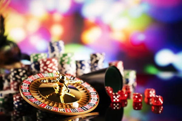 Casino Teması Renkli Bokeh Arka Planda Rulet Zar Poker Fişleri — Stok fotoğraf