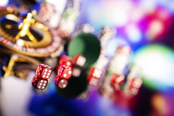 赌场主题 轮盘赌 骰子和扑克筹码在一个五颜六色的散景背景 — 图库照片