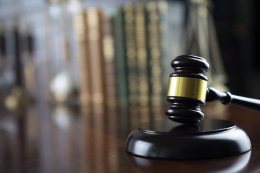 Yargıç konsepti. Mahkeme kütüphanesindeki hakimden Gavel..