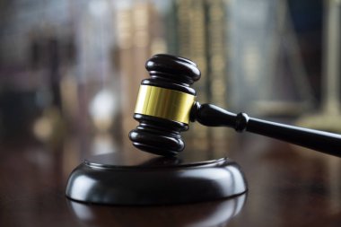 Yargıç konsepti. Mahkeme kütüphanesindeki hakimden Gavel..