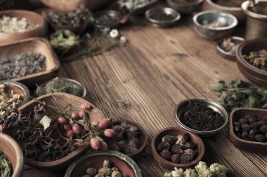 Baharat tema. Ahşap rustik masa üzerinde kase içinde baharatlar topluluğu. Metin veya tipografi için yer.