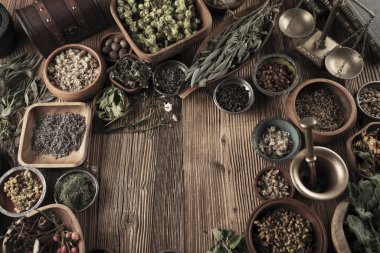 Baharat tema. Ahşap rustik masa üzerinde kase içinde baharatlar topluluğu. Metin veya tipografi için yer.