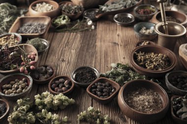 Baharat tema. Ahşap rustik masa üzerinde kase içinde baharatlar topluluğu. Metin veya tipografi için yer.