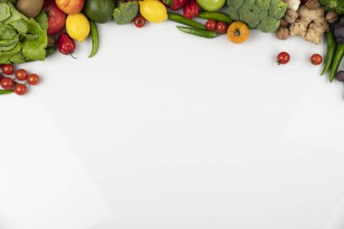 Spor konsepti beyaz arka planda spor yapmak için sağlıklı beslenme ve ekipman. 