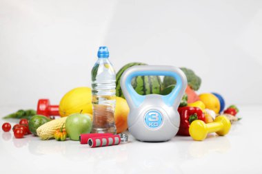 Spor konsepti beyaz arka planda spor yapmak için sağlıklı beslenme ve ekipman. 