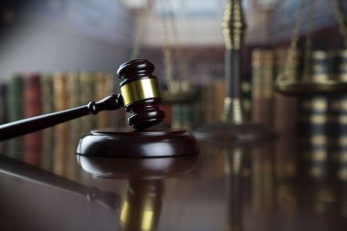 Hukuk ve adalet teması. Yargıcın Gavel 'i ve mahkeme kütüphanesinin arkaplanı..