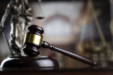 Hukuk ve adalet teması. Yargıç Gavel, Themis heykeli ve mahkeme kütüphanesinin arkaplanı..