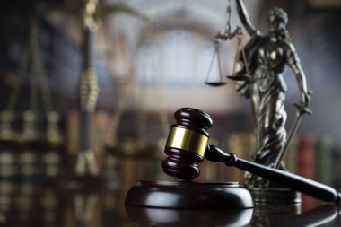 Hukuk ve adalet teması. Yargıç Gavel, Themis heykeli ve mahkeme kütüphanesinin arkaplanı..