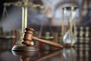 Hukuk ve adalet teması. Yargıcın Gavel 'i ve mahkeme kütüphanesinin arkaplanı..