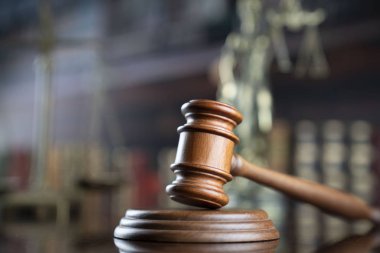 Hukuk ve adalet teması. Yargıç Gavel ve Themis heykeli mahkeme kütüphanesinde..