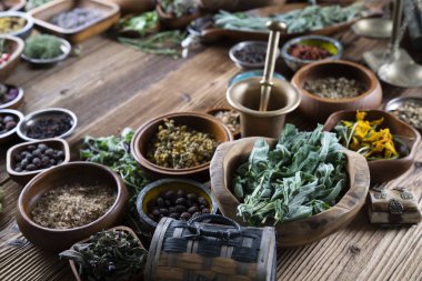 Baharat tema. Ahşap rustik masa üzerinde kase içinde baharatlar topluluğu. Metin veya tipografi için yer.