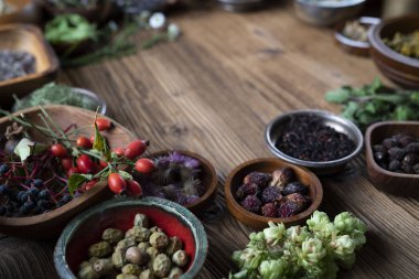 Baharat tema. Ahşap rustik masa üzerinde kase içinde baharatlar topluluğu. Metin veya tipografi için yer.
