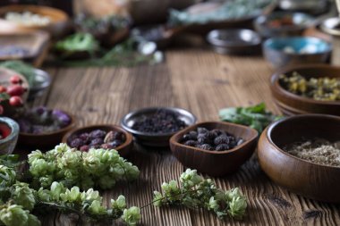 Baharat tema. Ahşap rustik masa üzerinde kase içinde baharatlar topluluğu. Metin veya tipografi için yer.