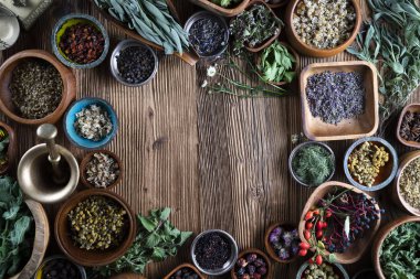 Baharat tema. Ahşap rustik masa üzerinde kase içinde baharatlar topluluğu. Metin veya tipografi için yer.