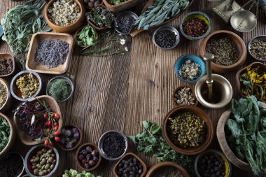 Baharat tema. Ahşap rustik masa üzerinde kase içinde baharatlar topluluğu. Metin veya tipografi için yer.