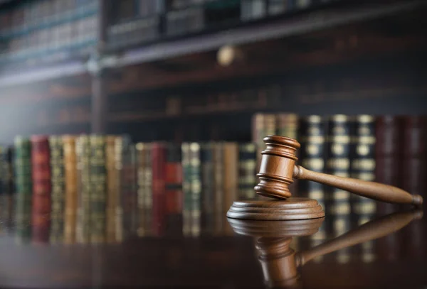 Direito Justiça Tema Gavel Juiz Sobre Fundo Biblioteca Tribunal — Fotografia de Stock