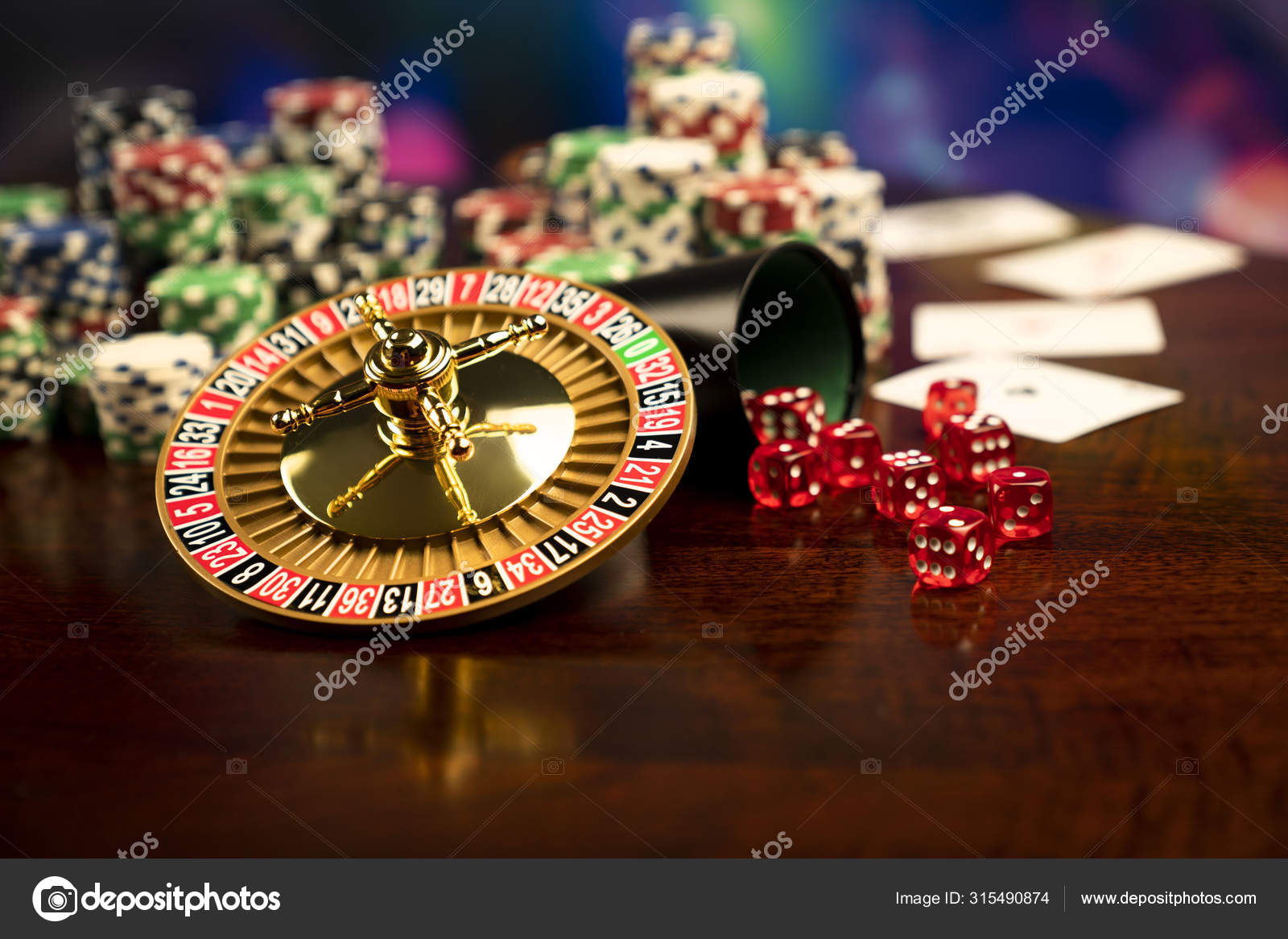 赌场的主题赌博游戏色彩艳丽的背景上的轮盘赌纸牌和扑克筹码——图库图片© zolnierek #315490874